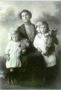 5 great gran elizabth fancy and my aunts my mums sister maisie n vera (200px * 292px)